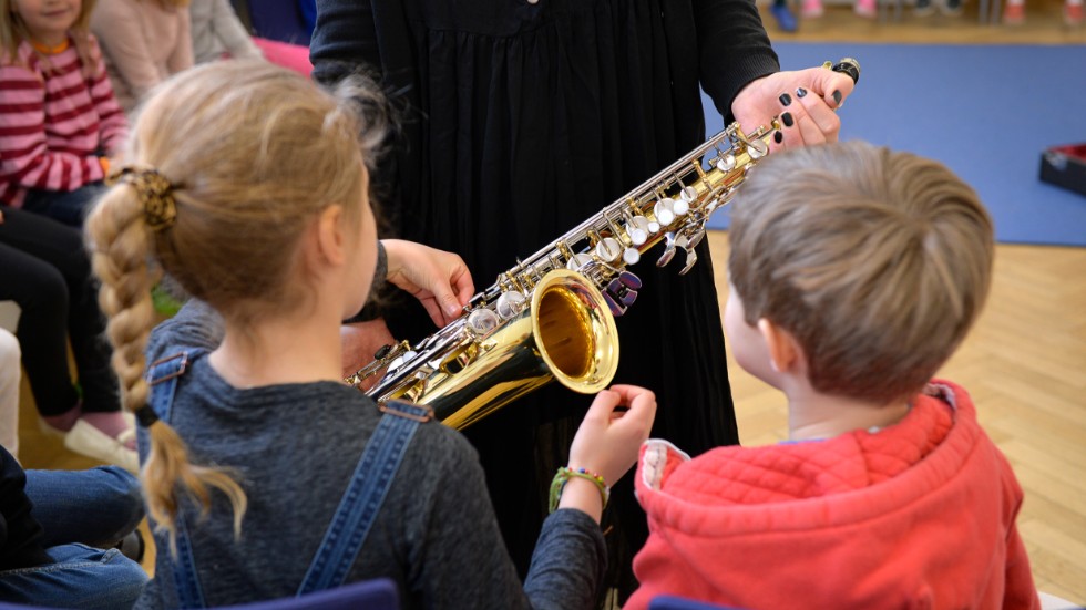 Nyligen kom beskedet att Linköpings musikklasser på Folkungaskolan riskerar att tas bort till hösten. Liknande neddragningar aviseras redan på fler ställen i landet och ännu fler lär det bli om förslaget genomförs, skriver debattörerna.