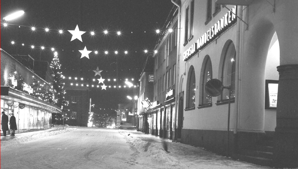 I år gör en nygammal julbelysning entré på Storgatan i Vimmerby. Inte helt i stil med den här som är från 1968, men en stjärna i mitten på grangirlanger ska det bli mellan Handelsbanken och Kahnli Kläder. 