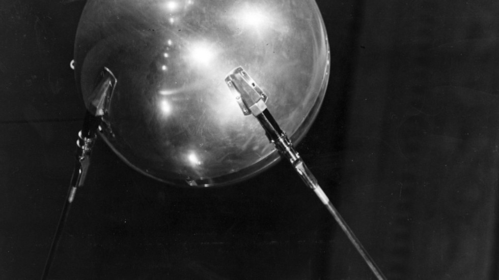 Den 4 oktober 1957 sköt sovjetiska vetenskapsmän upp Sputnik 1, den första satelliten i omloppsbana runt jorden. Sedan dess har mer än 12|000 satelliter lagts i omloppsbana runt jorden.