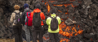 Turister flockas vid Islands bubblande vulkan