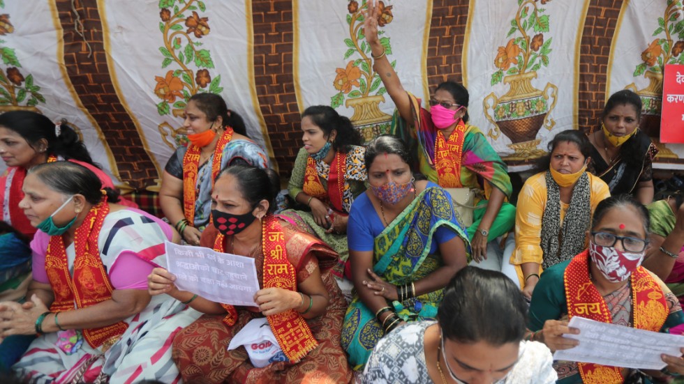 Anhängare till det hindunationalistiska Indiska folkpartiet (Bharatiya Janata Party, BJP) protesterar mot det politiska dramat "Tandev". Arkivbild.