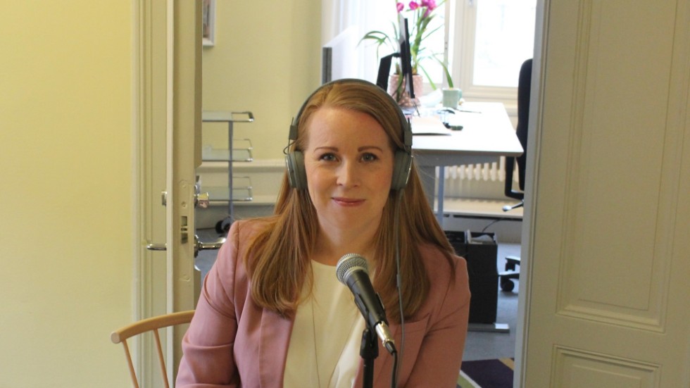 Här ser vi Annie Lööf (C) partiledare den 12 april 2021 i riksdagen när hon medverkade i podden "Widar Möter". Lyssna där poddar finns och på folkbladet .se 