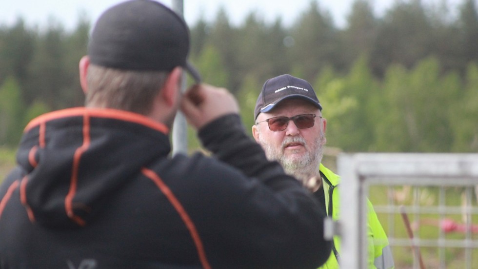 Avfallstekniker Lasse Josefsson håller ett vakande öga över besökarna, för att se så det som slängs hamnar rätt. Det var särskilt tur den dagen en granat från andra världskriget var på väg att slängas som metallskrot.