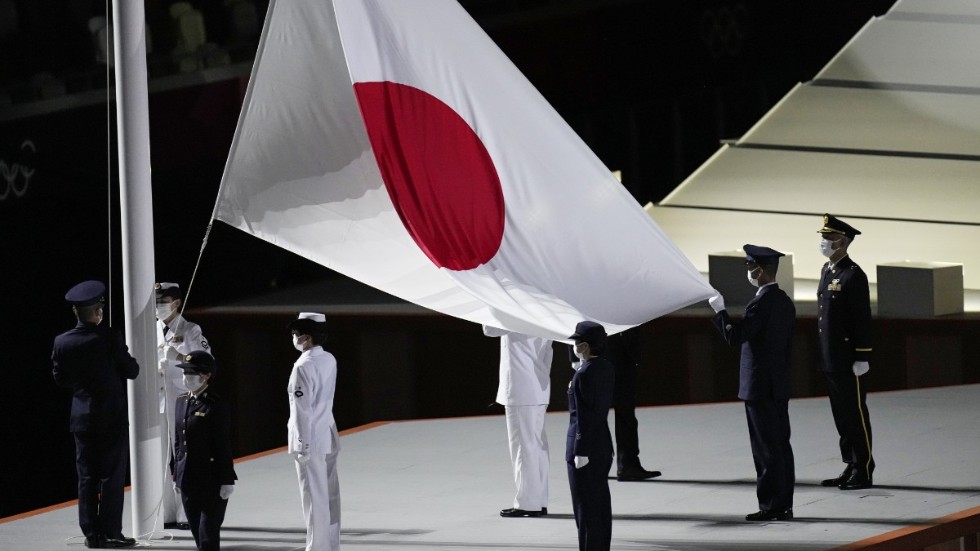 Den japanska fanan hissades före OS-delegationerna vandrade in på Olympiastadion.