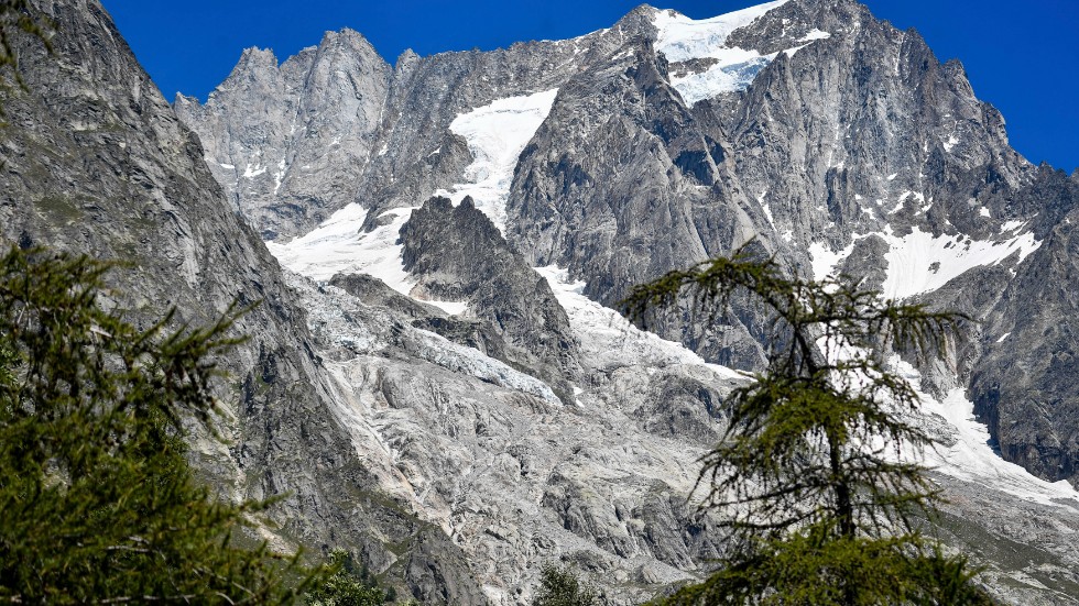 En fransk bergsbestigare avled sedan han fastnat på 4|800 meters höjd på Mont Blanc i ett oväder. Arkivbild