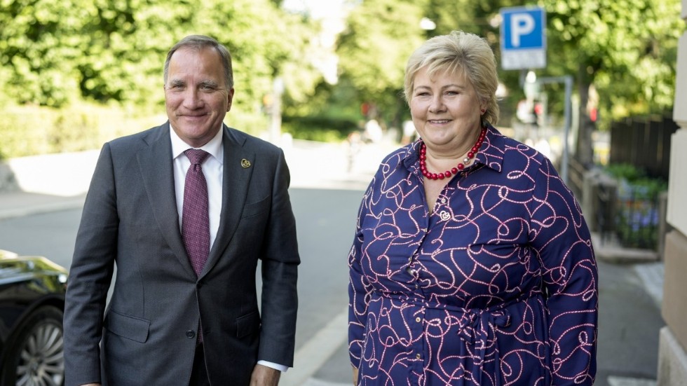Stefan Löfven (S) och Norges statsminister Erna Solberg (H) på väg in till onsdagens möte.