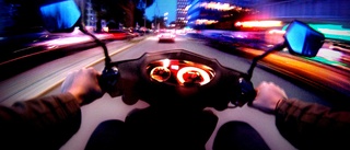 15-åring körde ifrån polisen på trimmad moped – krockade med annan polisbil
