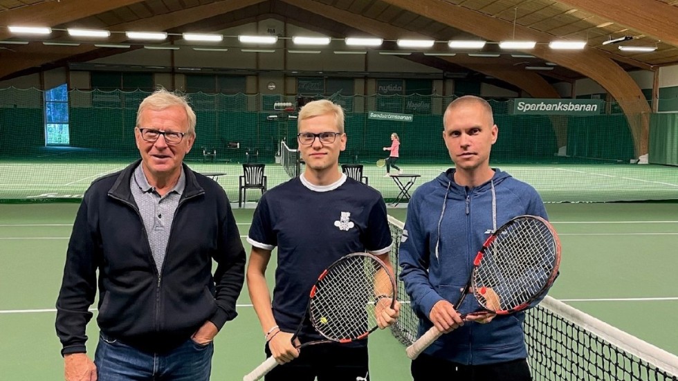 Ulf Berg och Johan Nilsson flankerar Vimmerby TK:s nye andretränare, Kevin Rosén. 