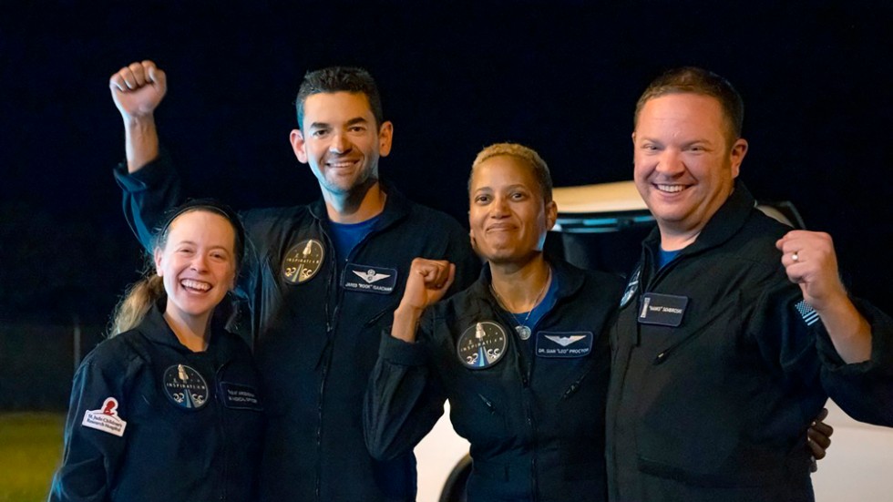 De fyra "turistastronauterna" i Dragon-kapseln efter den lyckade landningen. Från vänster: Hayley Arceneaux, Jared Isaacman, Sian Proctor och Chris Sembroski.