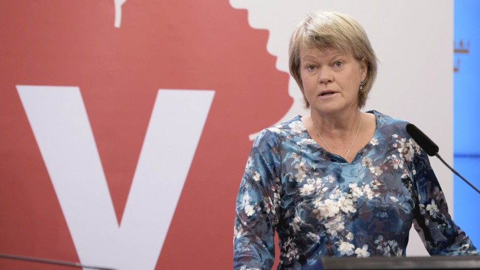 Vänsterpartiets ekonomisk-politiska talesperson Ulla Andersson vill skärpa reglerna för hur företag kan betala ut bonusar om de tagit emot krisstöd under pandemin. Arkivbild.