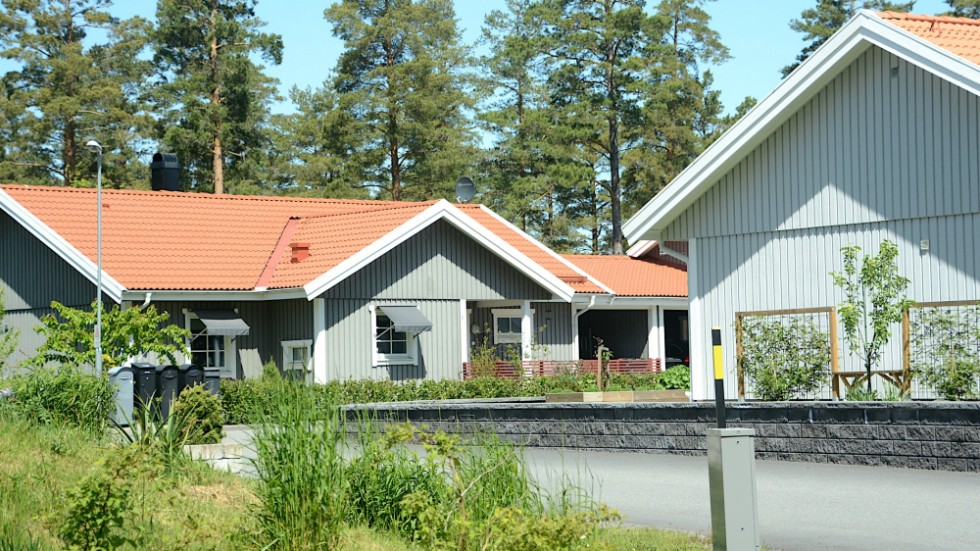 I Hulstfred är de högsta bostadspriserna villor i strandnära läge. I Vimmerby toppar en bostadsrätt i centrum samt en villa på Kungsgatan.  Villorna på bilden har ingenting med exemplen i statistiken att göra.