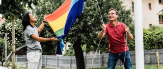 Kristersson hissar regnbågsflagga i protest mot Ungerns antihomo-lagar