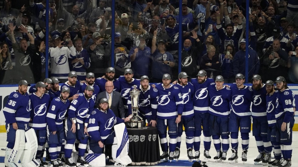 Tampa Bay poserar med Prince of Wales-bucklan, som tilldelas vinnarna av östra konferensen i NHL.