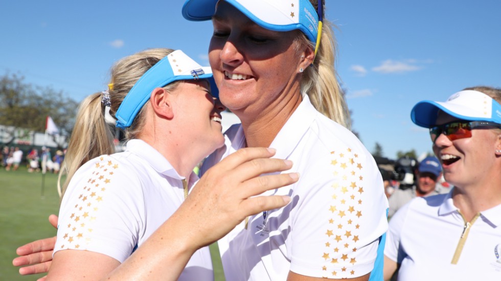 Anna Nordqvist kramar om finländska hjälten Matilda Castren. Tillsammans vann paret två matcher tidigare under Solheim Cup.