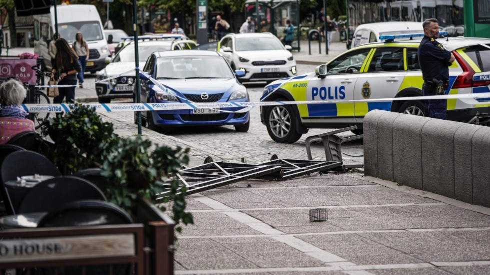 Polis på plats vid järnvägsstationen i Lund i samband med bråk mellan flera personer vid en uteservering.