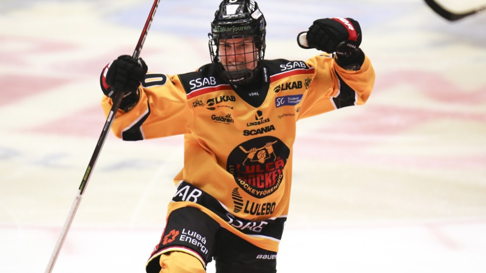 Josefine Persson blev tvåmålsskytt när Luleå besegrade HV71 och avancerade till SM-semifinal. Arkivbild.