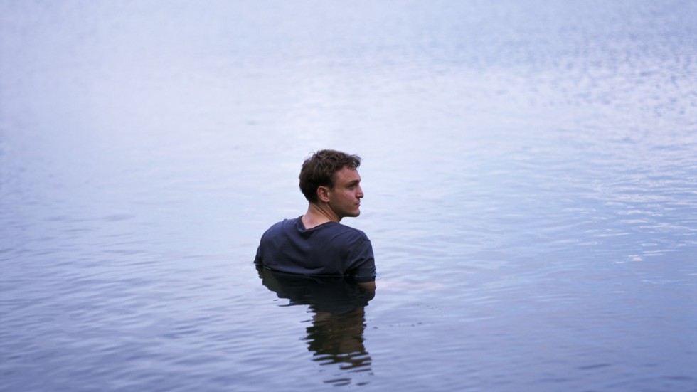 Franz Rogowski spelar dykaren som finner oväntade saker i floden Spree.