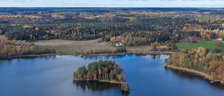 Gård med egen tillhörande ö till salu i Mellösa – för samma pris som en trea i Stockholm