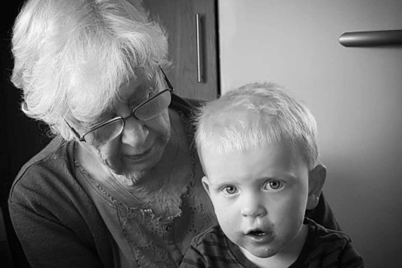 Femåriga Nils Sääw döptes efter mammas farfar Nils Jonsson. Idag har han och gammelfarmor Gun Jonsson ett alldeles speciellt band till varandra. "Förutom att jag tycker det är ett fint namn kändes det fint att föra farfars namn vidare", säger mamma Josefine Sääw. 