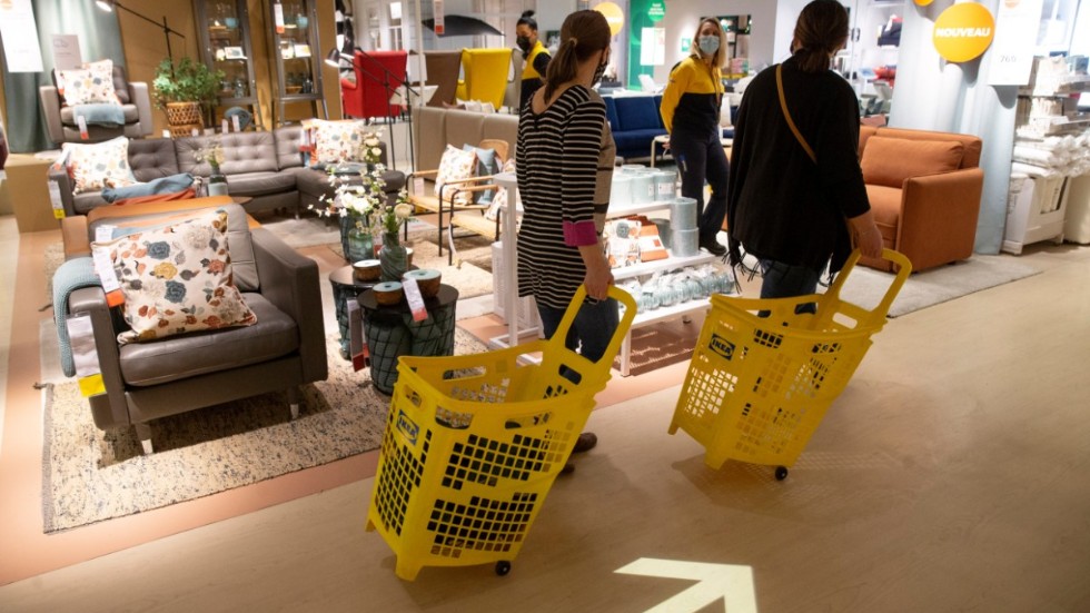 Mycket och billigt – både H&M och Ikea har erövrat världen med massproducerade varor. Arkivbild.