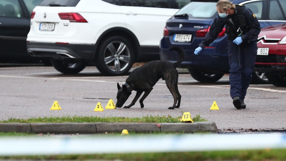 Polis på plats vid brottsplatsen i stadsdelen Lambohov i Linköping där en man sköts ihjäl natten mot onsdag.