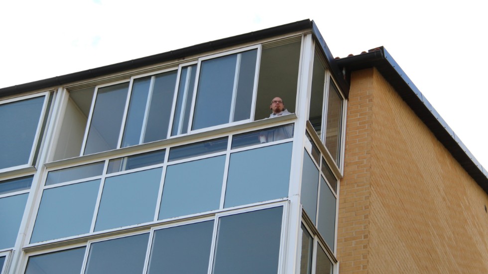 36-åriga Andreas Ekeblad bor i en lägenhet på Kullaområdet i Kisa. Nu har han tröttnat, på grund de så kallade höghusflugorna som årligen invaderar hans balkong.