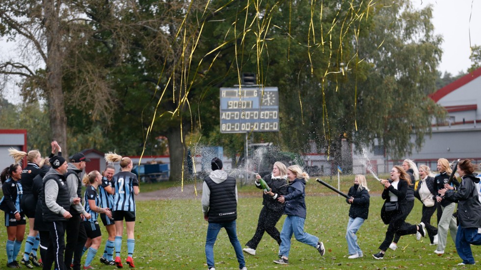 Västerviks Damfotboll vann söndagens match med sex mål och gick därmed upp i division 2.