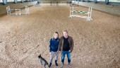 Emma och Anders förverkligade sin gemensamma dröm – byggde Vingåkers största ridanläggning
