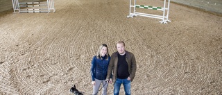 Emma och Anders förverkligade sin gemensamma dröm – byggde Vingåkers största ridanläggning