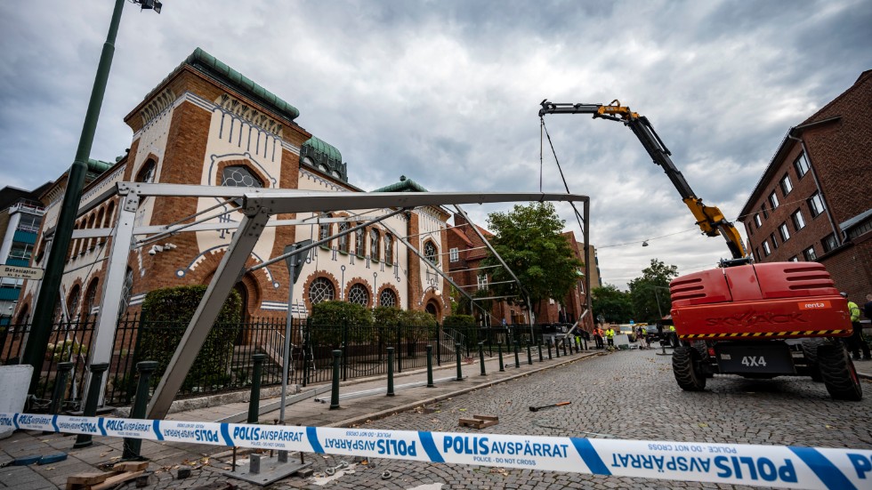 Förberedelser och avspärrningar vid synagogan i Malmö, inför dagens konferens i staden.