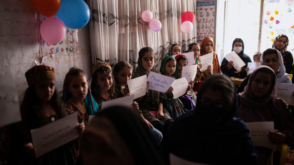 Kvinnliga lärare och elever demonstrerar för flickors rätt till utbildning i Kabul den 5 oktober.
