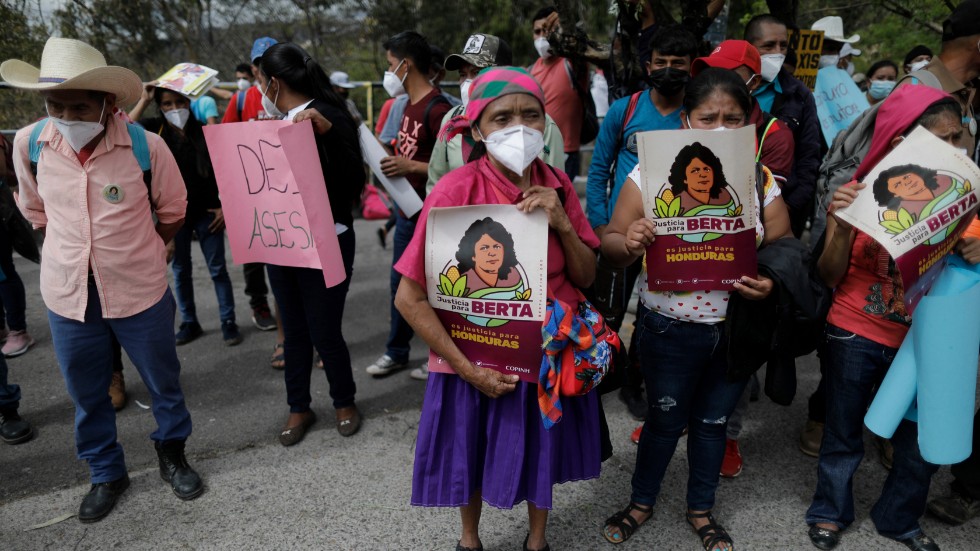 Aktivister håller upp affischer med texten "Rättvisa för Berta" under en manifestation utanför Honduras högsta domstol i Tegucigalpa den 6 april.