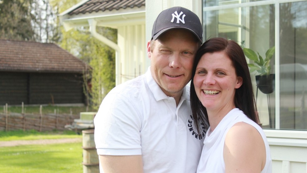 I år ska det bli av. Två gånger tidigare har Martina Nelson och Johan Nilsson i Hammarsebo ställt in sitt bröllop. Men nu blir det tredje gången gillt.