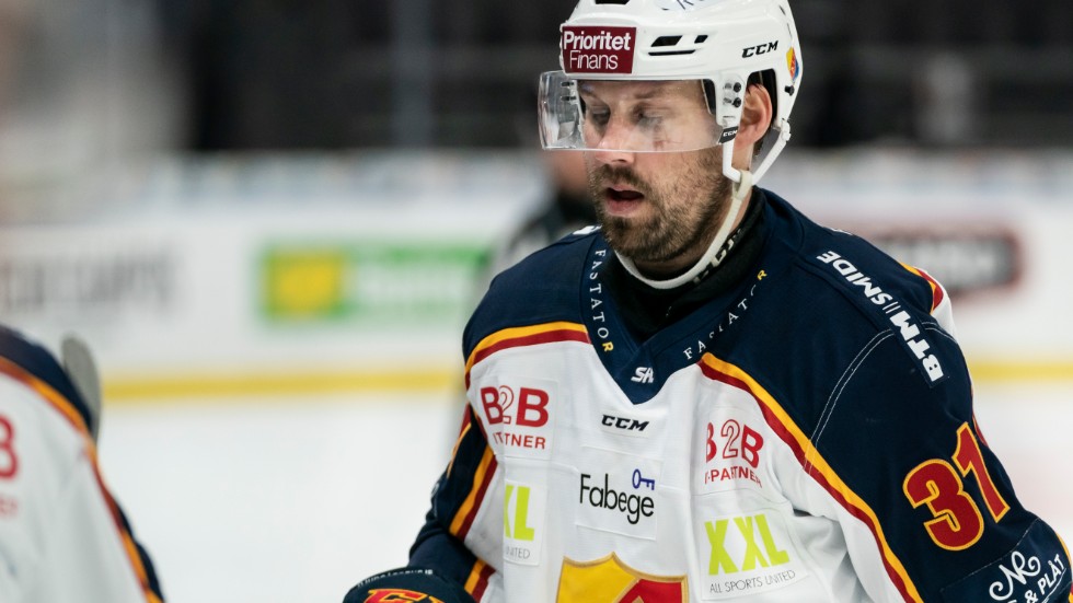 Hockeyprofilen Dick Axelsson lägger av