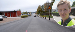Förklaringen: Därför är det gropar i nyasfalterade vägen i Vimmerby