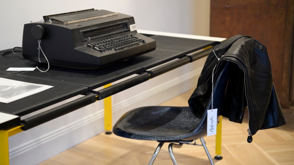 Lars Noréns IBM-skrivmaskin med ett utropspris på 5|000 kronor såldes för 69|875 kronor. Skrivbordet i lackerad metall inbringade 33|370 kronor. Dessutom såldes Noréns skinnjacka från Armani.