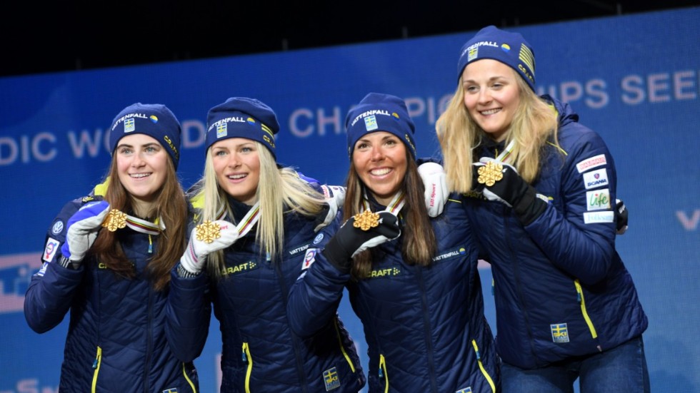 Stina Nilsson (till höger) med sina gamla landslagskompisar Ebba Andersson, Frida Karlsson, Charlotte Kalla efter guldet i stafett i skid-VM 2019. Arkivbild.