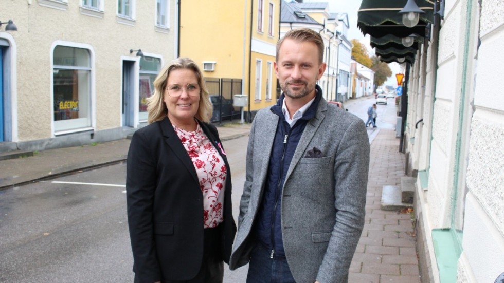 Malin Sjölander (M) och Jimmy Loord (KD) är kritiska till SCV-majoriteten i Region Kalmar län och deras anklagelser om populism.