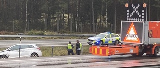 Bilist körde in i mitträcket norr om Lästringe – trafikstörningar på E4 