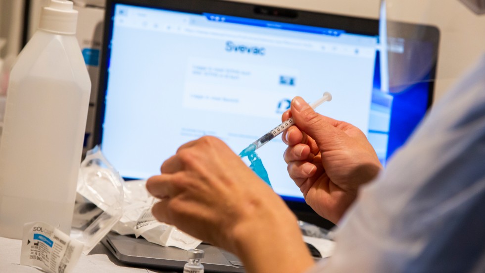 Sedan årsskiftet har drygt en halv miljon svenskar konstaterats smittade av covid – och av dessa har 15 209 personer fått en första vaccindos