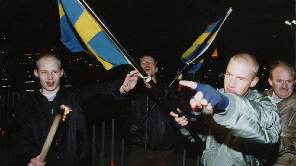 Ur bland annat den här myllan - en rasistdemonstration sista november på tidigt 90-tal - växte partiet Sverigedemokraterna fram. Det visar vitboken. Men varför blev SD inte bara ännu en förgrämd sekt utan ett stort parti?