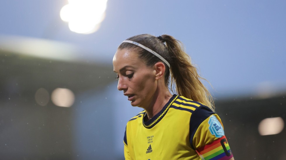 Kosovare Asllani med regnbågsfärgad kaptensbindel i EM-kvartsfinalen mot Belgien förra året. Arkivbild.