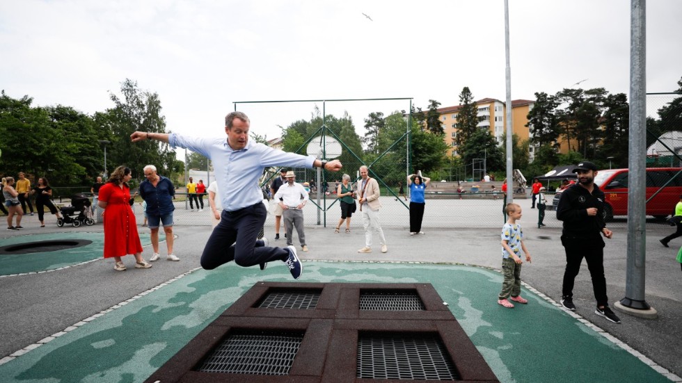 Här ses Anders Ygeman spänstigt hoppa över ett hinder vid ett besök i en lekpark tidigare i somras. Att hoppa över invandringsproblemen låter sig dock inte göras på samma sätt. Här behövs spänst av ett annat slag.