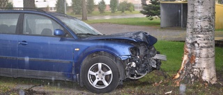 Personbil körde in i ett träd i centrala Skellefteå