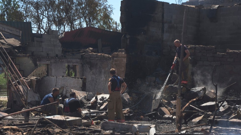 Brandmän arbetar vid ett skadat bostadshus i utkanterna av Odessa i Ukraina den 26 juli.