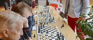 Pontus Carlsson mot röset när schackklubben fyllde 100 år