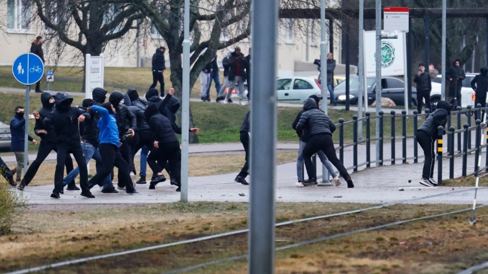 Här pågår stenkastning på poliser i Navestad i Norrköping 14 april 2022. Mobbar som angriper polis och annan blåljuspersonal är delar av en sammansatt social/kriminalpolitiskt samhällsproblem av mycket stora mått.