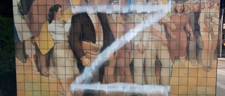 Klottrade ner omstritt konstverk i Carolinabacken – 65-åringen brottades ner av förbipasserande