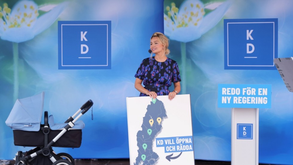 Kristdemokraternas partiledare Ebba Busch (KD) pekade ut Skellefteå BB som nedläggningshotat under sitt sommartal på Hönö.
