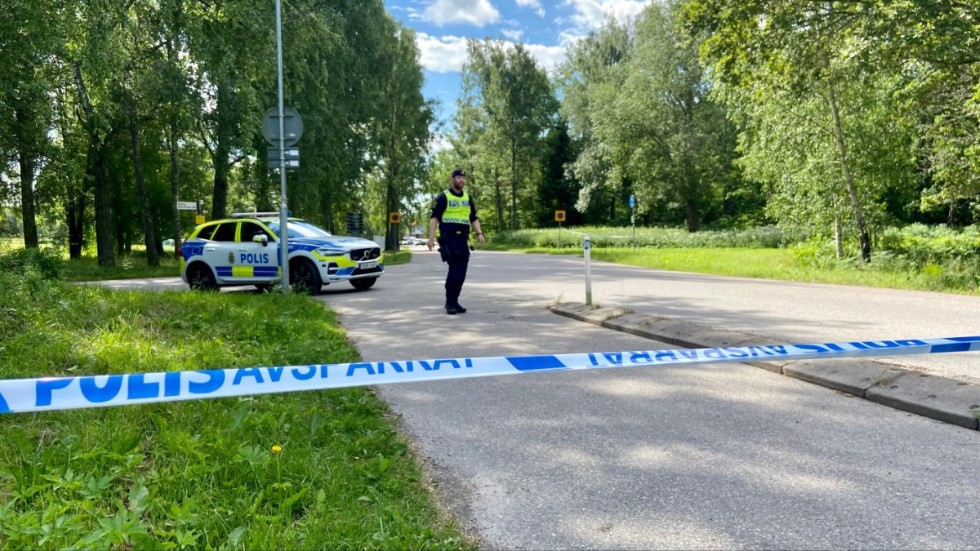 En svårt skadad man hittades på Djulöbadets camping i Katrineholm. Polisen meddelade senare att mannen, i 20-årsåldern, hade avlidit.